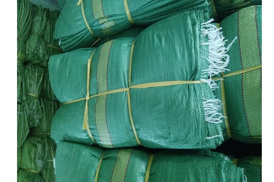 Ảnh: bao tải dứa được sắp sếp trong kho 